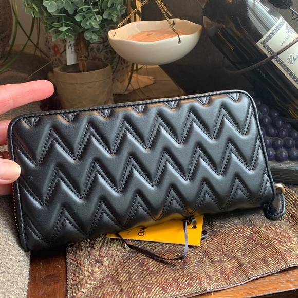 SALE🔥Authentic VALENTINO ROCKSTUDS spikes Quilted leather LG zip around wallet - Picture 16 of 16